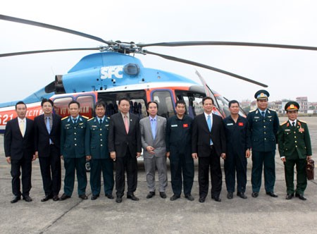 Thủ tướng Chính phủ Nguyễn Tấn Dũng và đoàn công tác của Chính phủ chụp ảnh lưu niệm cùng tổ bay chuyên cơ EC-155B1.